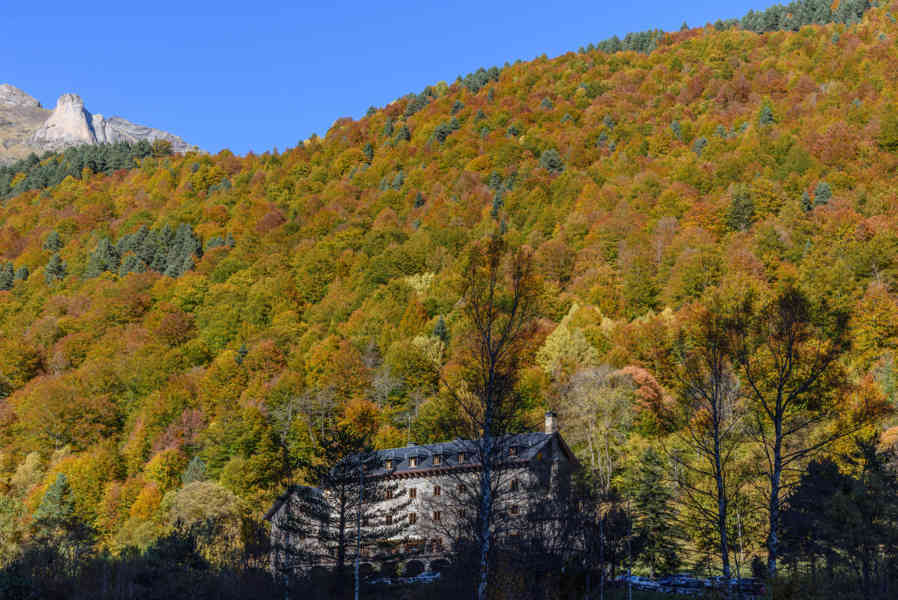 Huesca - parque nacional de Ordesa y Monte Perdido - valle de Pineta 17 - parador nacional de Bielsa.jpg